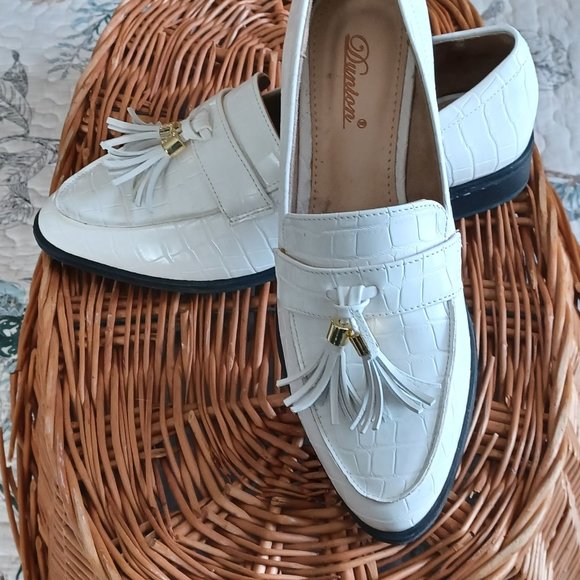 Faux Crocodile Tassel Loafers, white, size 6.5 - Picture 2 of 4